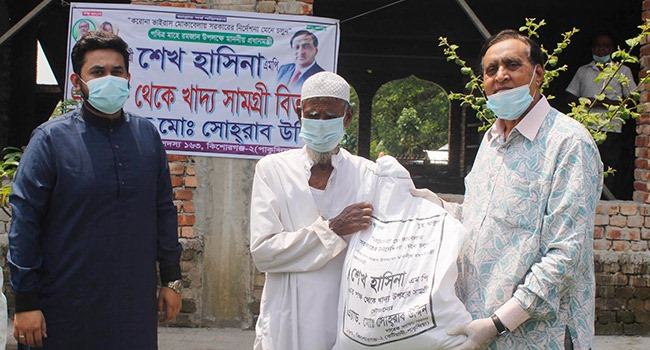 পাকুন্দিয়ায় অসহায়দের মাঝে সাবেক এমপি সোহরাব উদ্দিনের খাদ্য বিতরণ