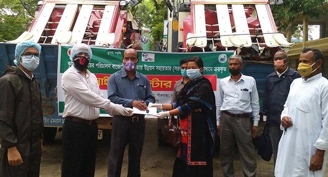 পীরগাছায় চারটি কম্বাইন হারভেস্টার মেশিন বিতরণ