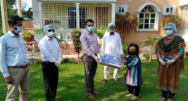 শারীরিক প্রতিবন্ধীর হাতে ল্যাপটপ তুলে দিলেন জেলা প্রশাসক