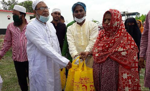 সিংড়ায় অসহায়দের মাঝে বিএনপি'র খাদ্য সামগ্রী বিতরণ