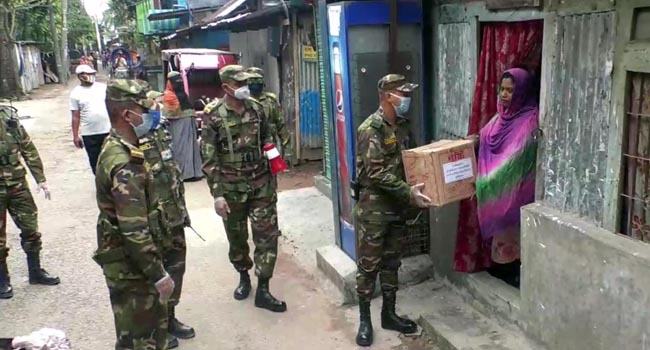 ঝালকাঠিতে সেনাবাহিনীর ত্রাণ বিতরণ
