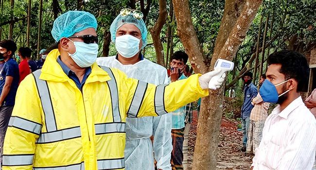 ভিন্ন জেলা থেকে আসা শ্রমিকদের স্বাস্থ্য পরীক্ষা করে ধান কাটার অনুমতি