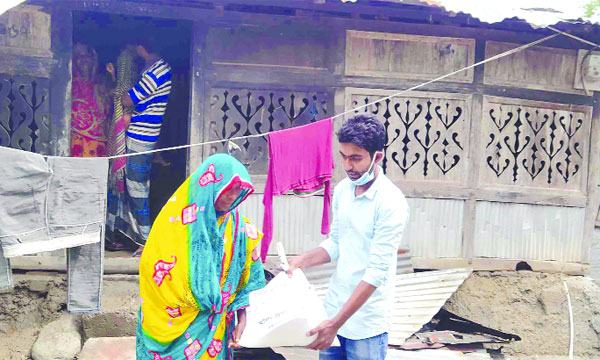 বাগেরহাটে কর্মহীনদের বাড়িতে খাদ্যসামগ্রী পৌঁছে দিলেন বিএনপি নেতা ড. ফরিদুল