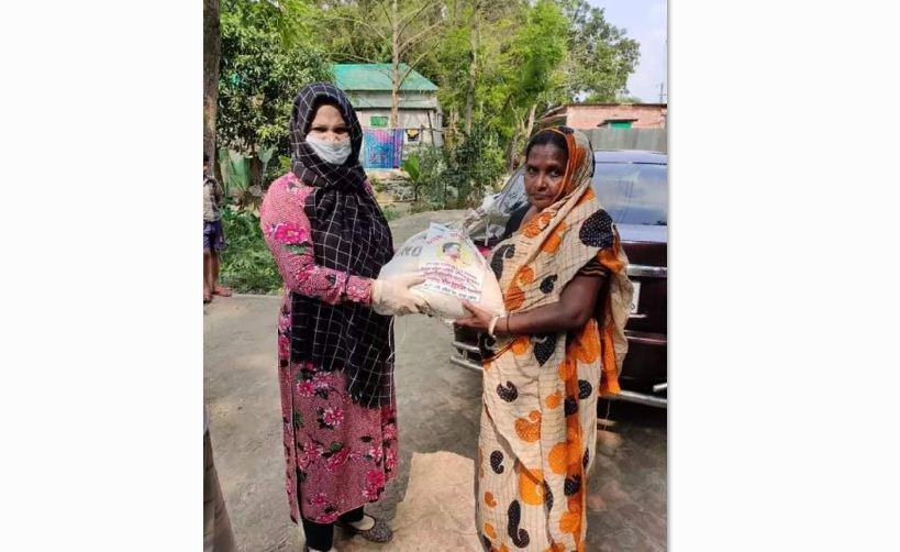 ধামরাইয়ে মহিলা দলের নেত্রীর খাদ্যসামগ্রী বিতরণ