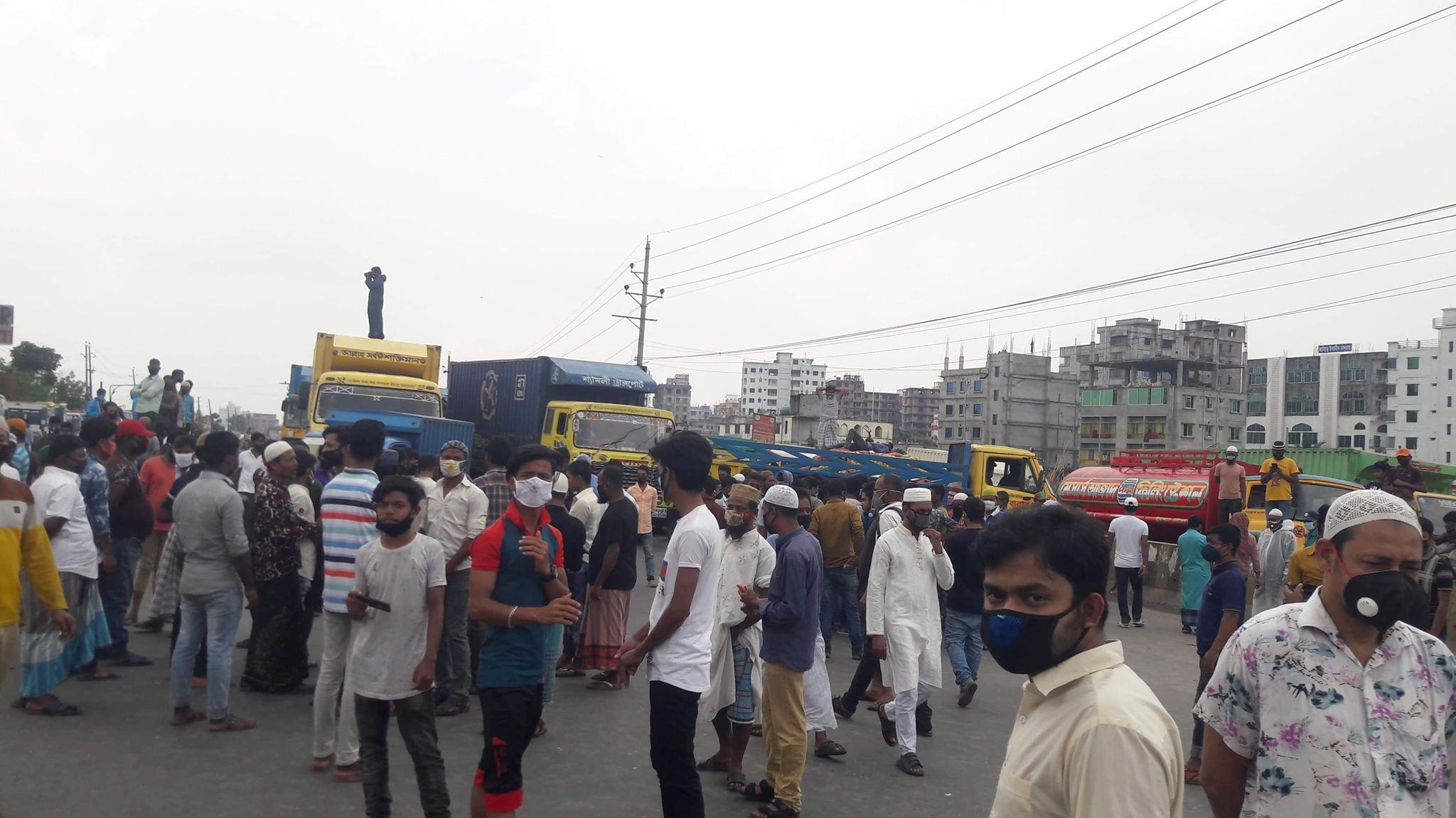 নারায়ণগঞ্জের ত্রাণের দাবিতে পরিবহন শ্রমিকদের সড়ক অবরোধ