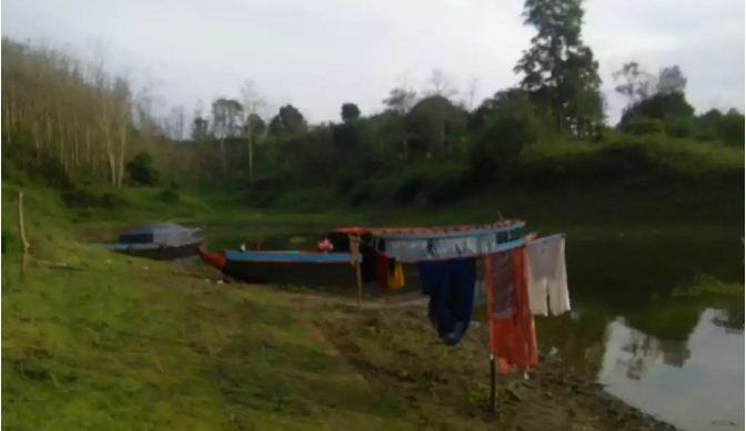 নৌকায় কোয়ারেন্টাইন পার করছে একটি পরিবার