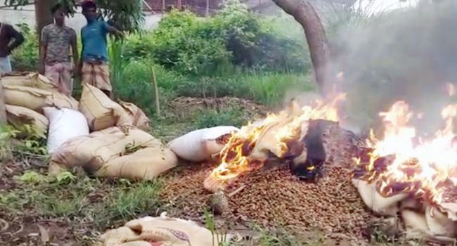 চন্দনাইশে মেয়াদ উত্তীর্ণ ১০০ বস্তা খেজুর ধ্বংস, ৫০ হাজার টাকা জরিমানা