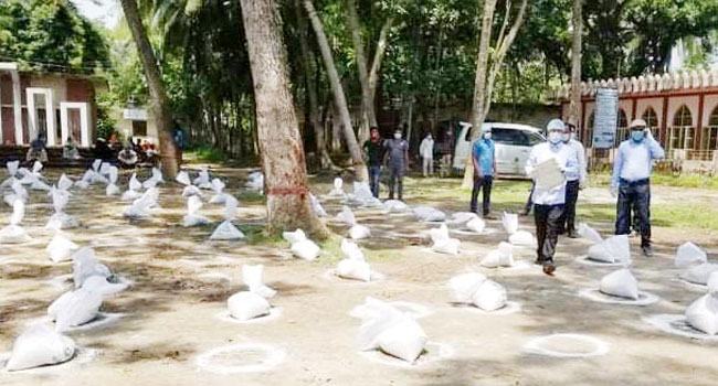 চান্দিনায় মোবাইলে ম্যাসেজে ত্রাণ পাচ্ছে দরিদ্র জনগোষ্ঠী