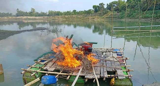 নাগরপুরে অবৈধ ড্রেজার পুড়িয়ে দিলেন এসিল্যান্ড