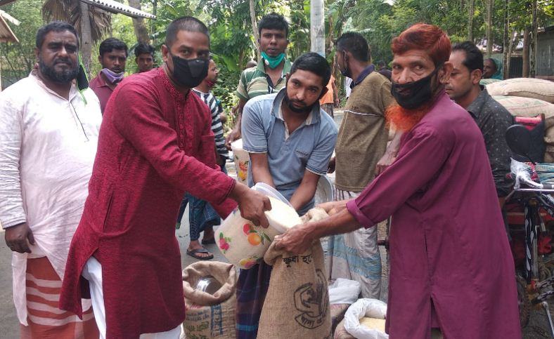 জমি বিক্রি করে ত্রাণ বিতরণ
