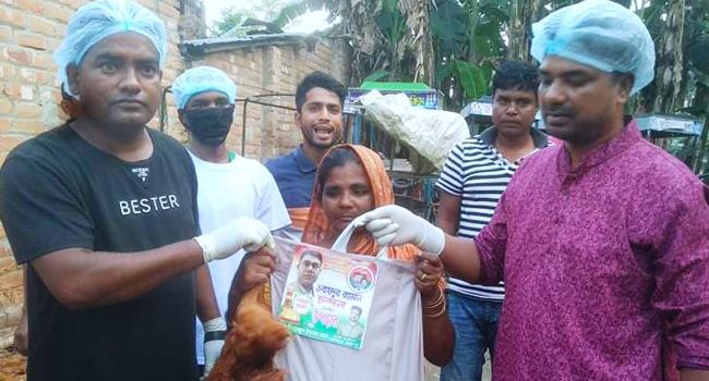 জয়পুরহাটের আক্কেলপুরে বিএনপি নেতার উপহার সামগ্রী বিতরণ