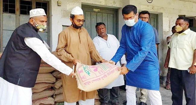 এবার এতিমদের পাশে মাশরাফি