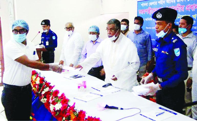 ফরিদপুরে আত্মসমর্পণকারী চরমপন্থীদের প্রধানমন্ত্রীর আর্থিক অনুদান প্রদান