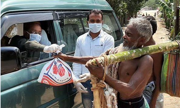 মে দিবসে মুটে-মজুরের দ্বারে খাদ্য সহায়তা নিয়ে হাজির মুশা মিয়া
