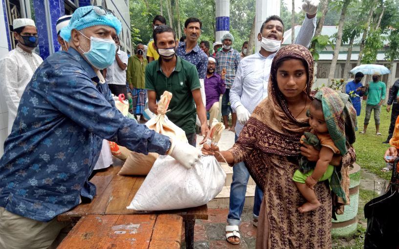 নাগরপুরে ঐতিহ্যবাহী রহমান পরিবারের উদ্যোগে খাদ্য সামগ্রী বিতরণ