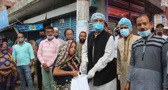 মানিকগঞ্জে আ’লীগের উদ্যোগে ত্রাণ বিতরণ