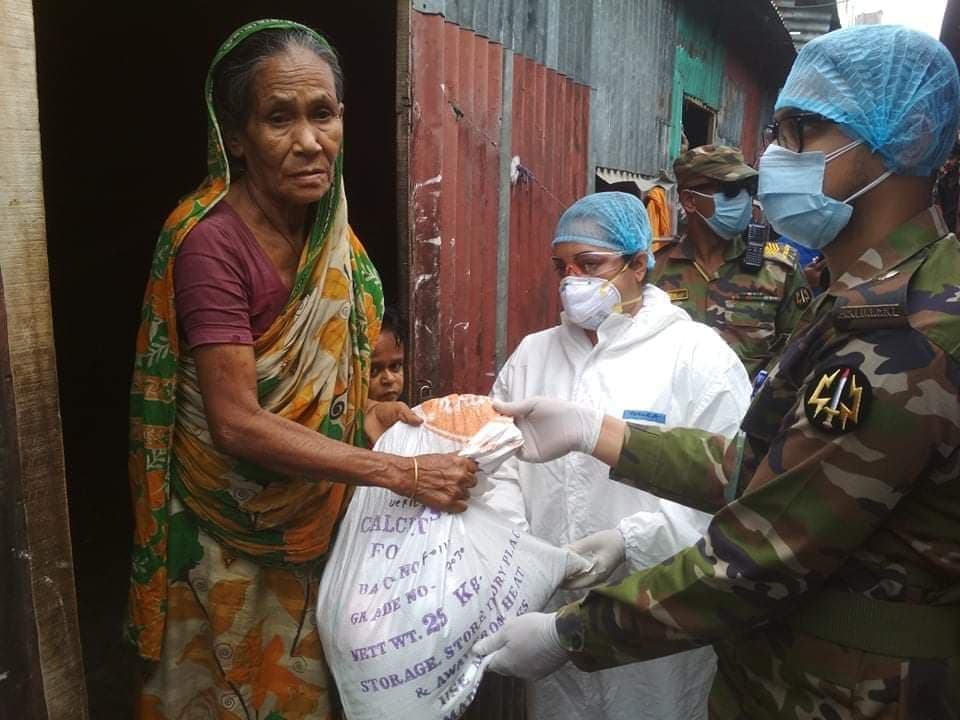 ফতুল্লায় শতাধিক হতদরিদ্রের ঘরে ত্রাণ পৌঁছে দিলো সেনাবাহিনী