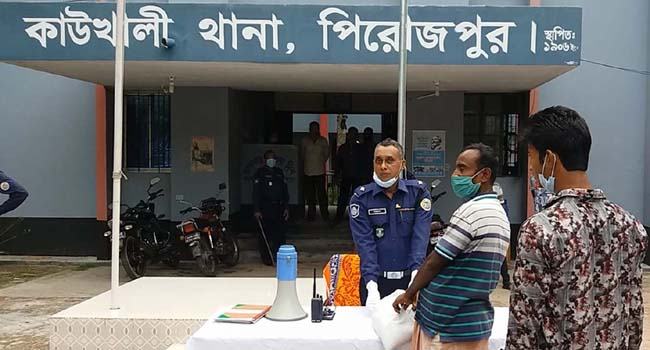 আত্মসমর্পনকারী মাদক ব্যবসায়ীদের মাঝে ওসির খাদ্য সামগ্রী বিতরণ