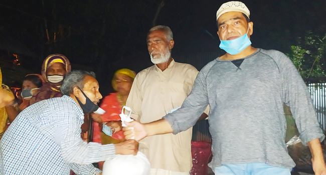 ঘিওরে শতাধিক পরিবারকে খাদ্যসহায়তা দিলেন লোকমান মোল্লা
