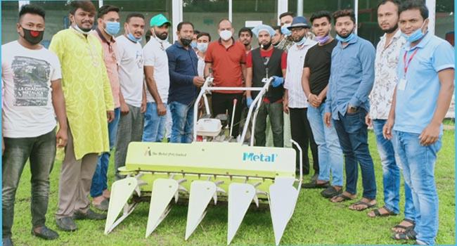 পলাশে ধান কাটার মেশিন দিলেন যুবলীগ নেতা