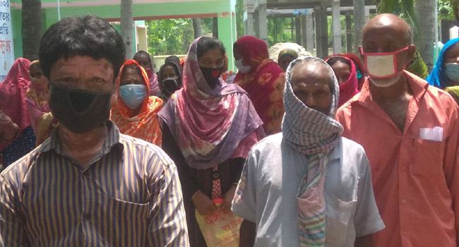 বাগাতিপাড়ায় ইউএনও কার্যালয়ে অর্ধশত ত্রাণবঞ্চিত, তবু মেলেনি ত্রাণ