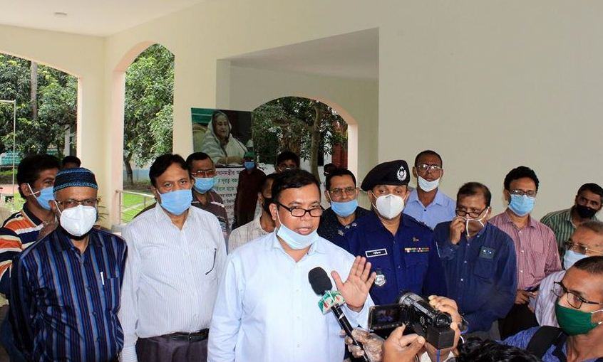 খুলনায় জনপ্রশাসন সচিবের পিপিই বিতরণ