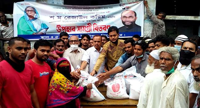 ১৭ হাজার পরিবারকে খাদ্য সামগ্রী দিলেন মৎস্য ও প্রাণী সম্পদ মন্ত্রী