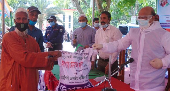 কাজিপুরে নাসিমের খাদ্য সামগ্রী বিতরণ