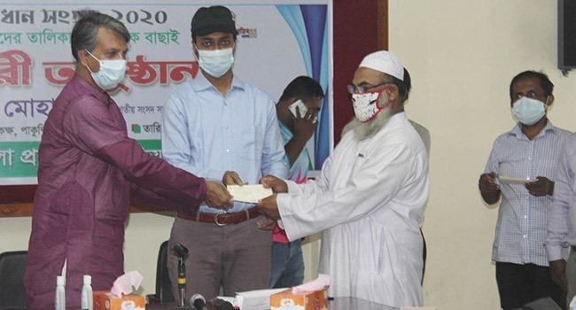 পাকুন্দিয়ায় কওমী মাদরাসায় অনুদানের চেক বিতরণ