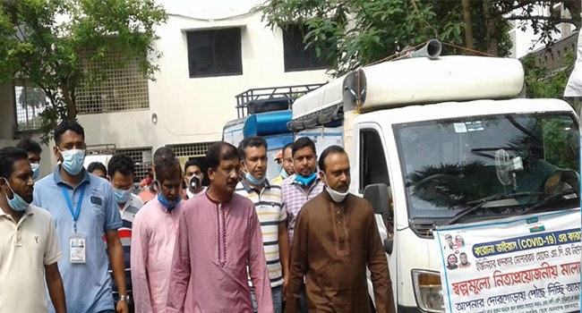 ফরিদপুরে ভ্রাম্যমাণ বাজারের হটলাইনে মিলছে নিত্যপণ্য