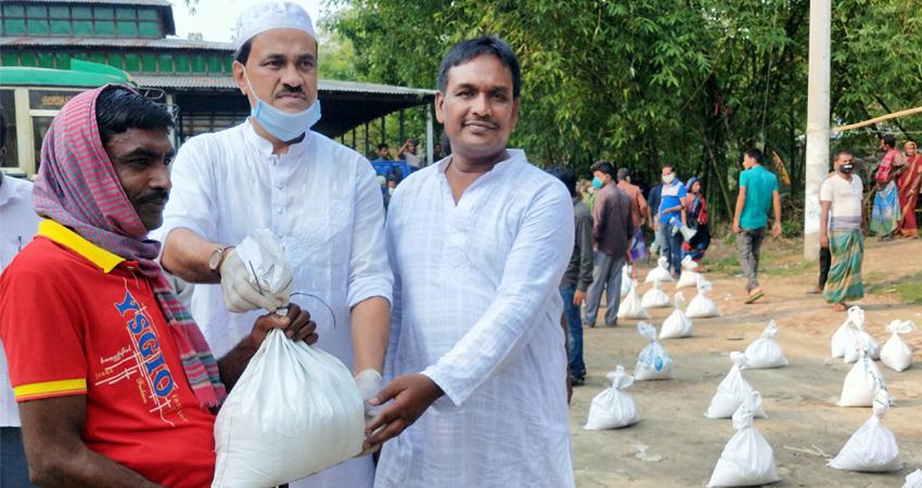 ধামরাইয়ে কমর্হীন মানুষের মাঝে খাদ্য সামগ্রী বিতরণ