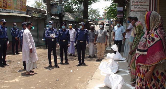 ব্রাহ্মণবাড়িয়ায় অসহায় কর্মহীন পরিবারের মাঝে পুলিশের খাদ্য সহায়তা