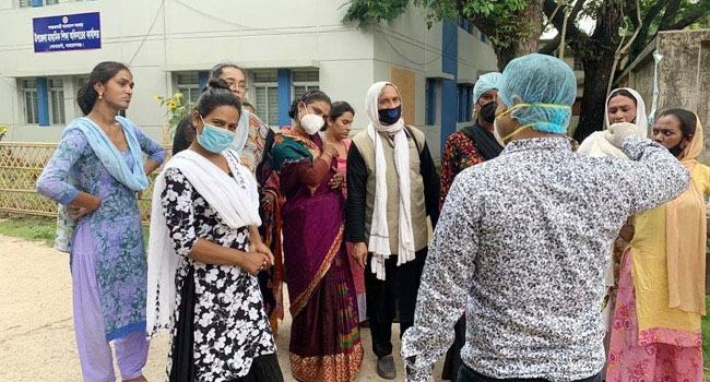 সোনারগাঁওয়ে হিজড়াদের ১৫ দিনের খাবার দিলেন ইউএনও