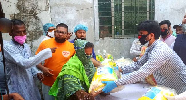 ‘রমজান ফুড প্যাক’ বিতরণ করলো সাদেক হোসেন খোকা ফাউন্ডেশন