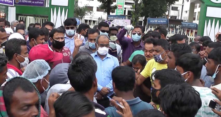 খাবার না দিলে রিকশা চালানোর অনুমতির দাবি, বিক্ষোভ