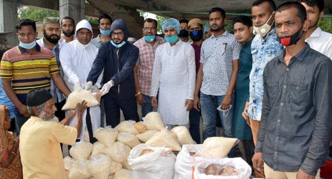 বগুড়ায় রোজাদারদের মাঝে স্বেচ্ছাসেবকদলের ইফতার সামগ্রী বিতরণ