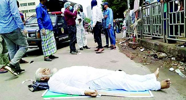 রাস্তায় পড়ে থাকা আব্দুর রাজ্জাকের লাশের ছবি ভাইরাল