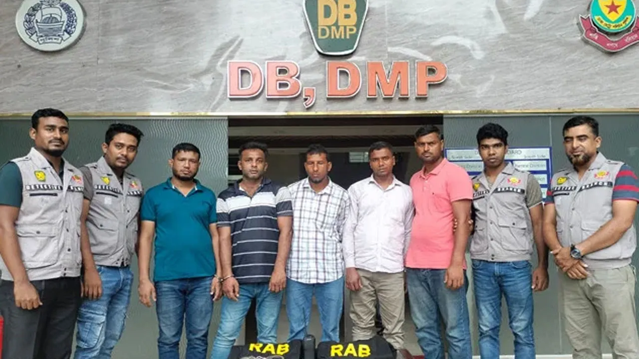 রাজধানীতে র‌্যাবের কটি, ওয়ারলেস সেট ও হ্যান্ডকাফসহ ৫ ডাকাত গ্রেফতার