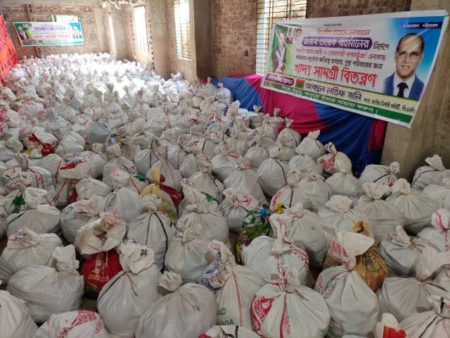 সোনাগাজীতে ১২’শ পরিবারকে খাদ্যসামগ্রী দিলেন বিএনপি নেতা জনি