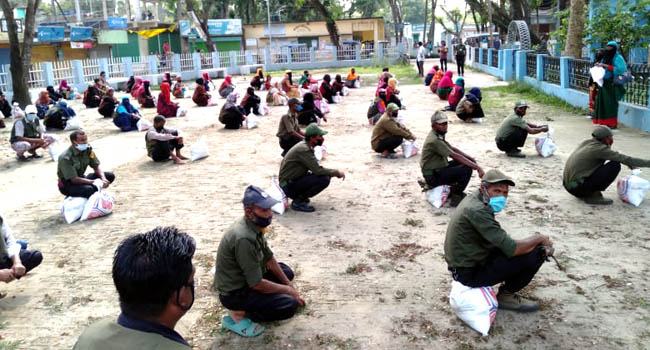 নাসিরনগরে আনসার ভিডিপি সদস্যদের মাঝে ত্রাণ বিতরণ