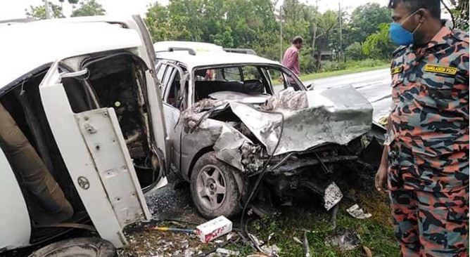 দুই প্রাইভেটকারের সংঘর্ষে নবজাতকের মৃত্যু, আহত ৫