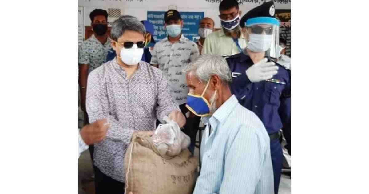 ত্রাণের সাথে এবার ডিম বিতরণ শুরু করেছেন পররাষ্ট্র প্রতিমন্ত্রী