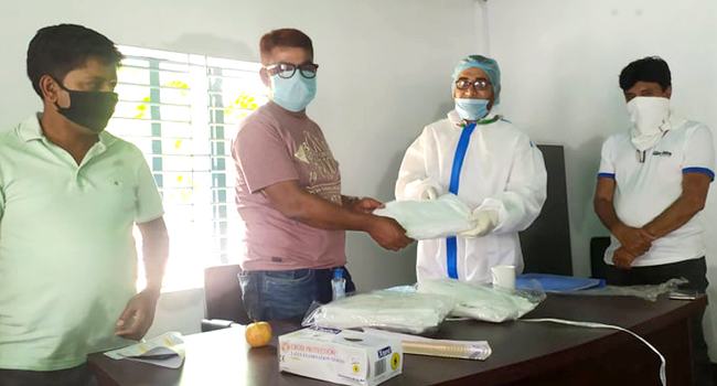 ঘিওরে সাংবাদিকদের সুরক্ষা সরঞ্জাম উপহার