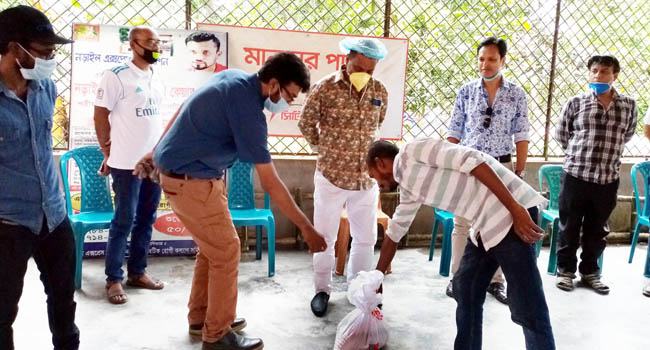ইমাম-পুরোহিত-কওমি শিক্ষক ও মোটরশ্রমিকদের পাশে দাঁড়ালেন মাশরাফি