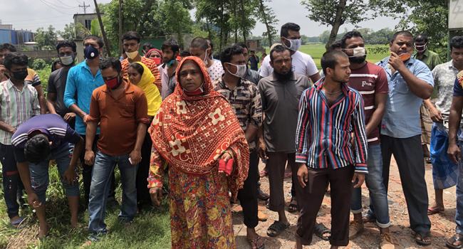 ধামরাইয়ে বকেয়া বেতনের দাবিতে শ্রমিকদের বিক্ষোভ