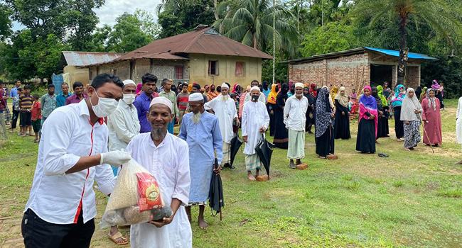 মিরসরাইয়ে আ’লীগ নেতার ইফতার সামগ্রী বিতরণ