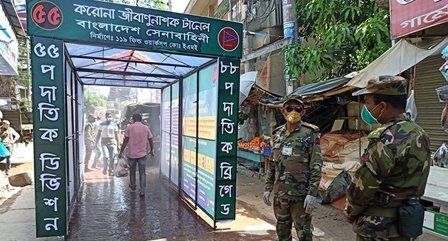 ঝিনাইদহে সেনাবাহিনীর তত্ত্বাবধানে জীবাণুনাশক টানেল স্থাপন