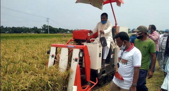 কৃষকের ধান কাটার কম্বাইন্ড হারভেস্টার মেশিন উপহার দিলেন এমপি
