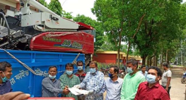 বিরামপুরে কৃষককে কম্বাইন্ড হারভেষ্টার মেশিন প্রদান