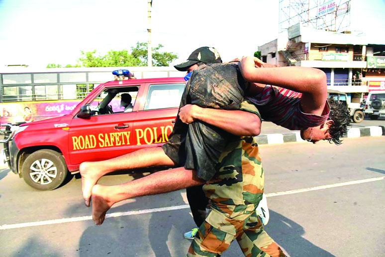 ভারতে কারখানার গ্যাস  বের হয়ে ১১ জনের মৃত্যু